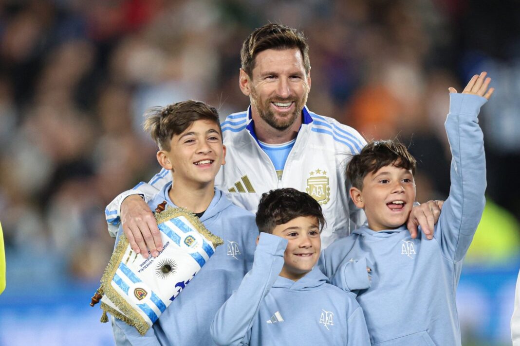 Lionel Messi sosteniendo una carta manuscrita