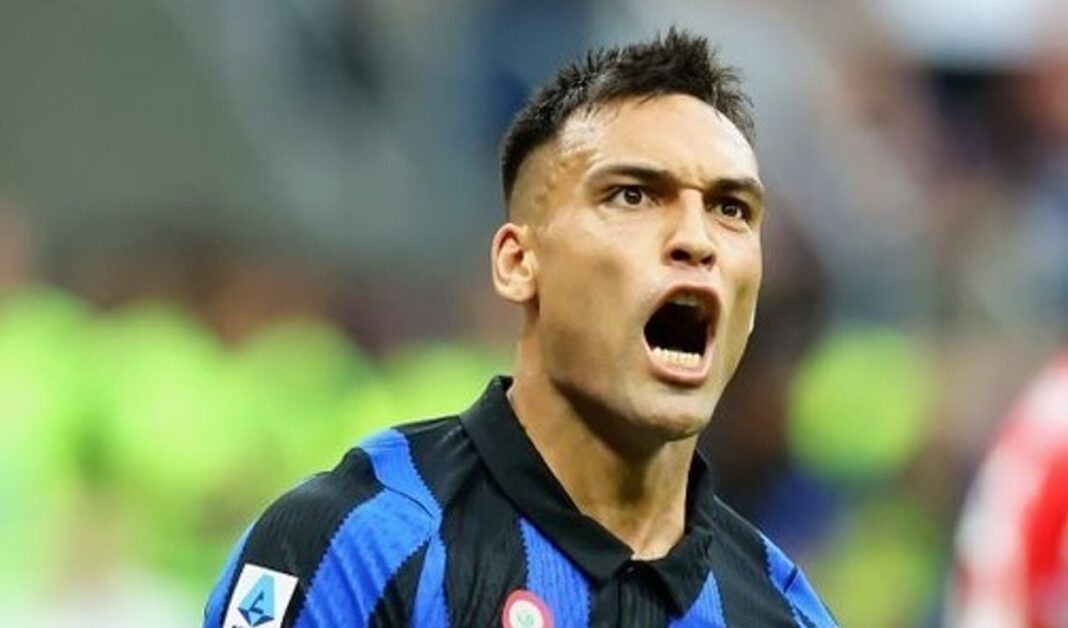 Jugadores de Inter de Milán celebran un gol ante Napoli