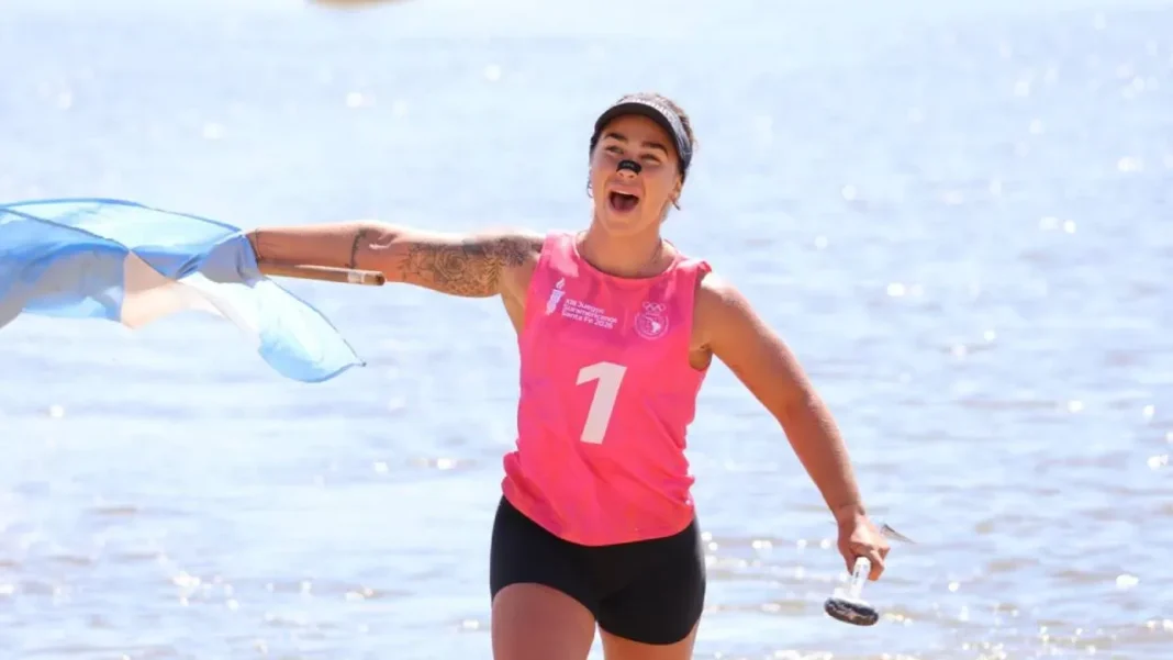 Santino Basaldella y Juliette Duhaime celebran con sus medallas de oro en las pruebas técnicas de SUP de los Juegos Suramericanos Santa Fe 2026