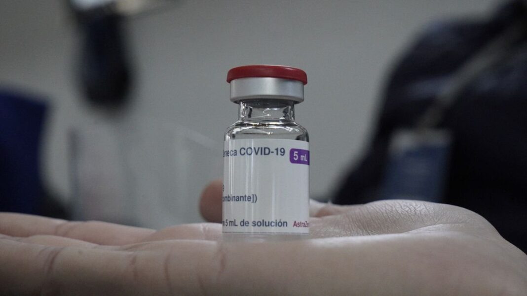 Vacuna contra el coronavirus de AstraZeneca en un vacunatorio