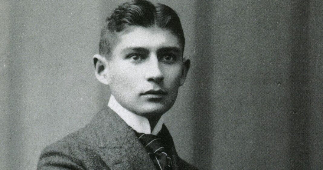 Retrato de Franz Kafka escribiendo una carta en su escritorio