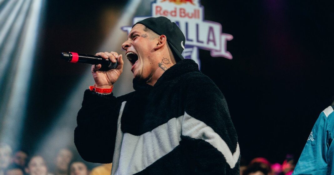 Klan durante una batalla de freestyle