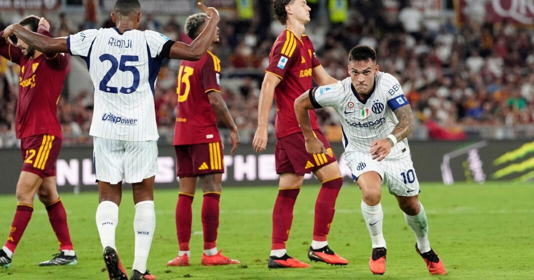 Lautaro Martínez celebrando uno de sus goles en el empate entre Roma e Inter