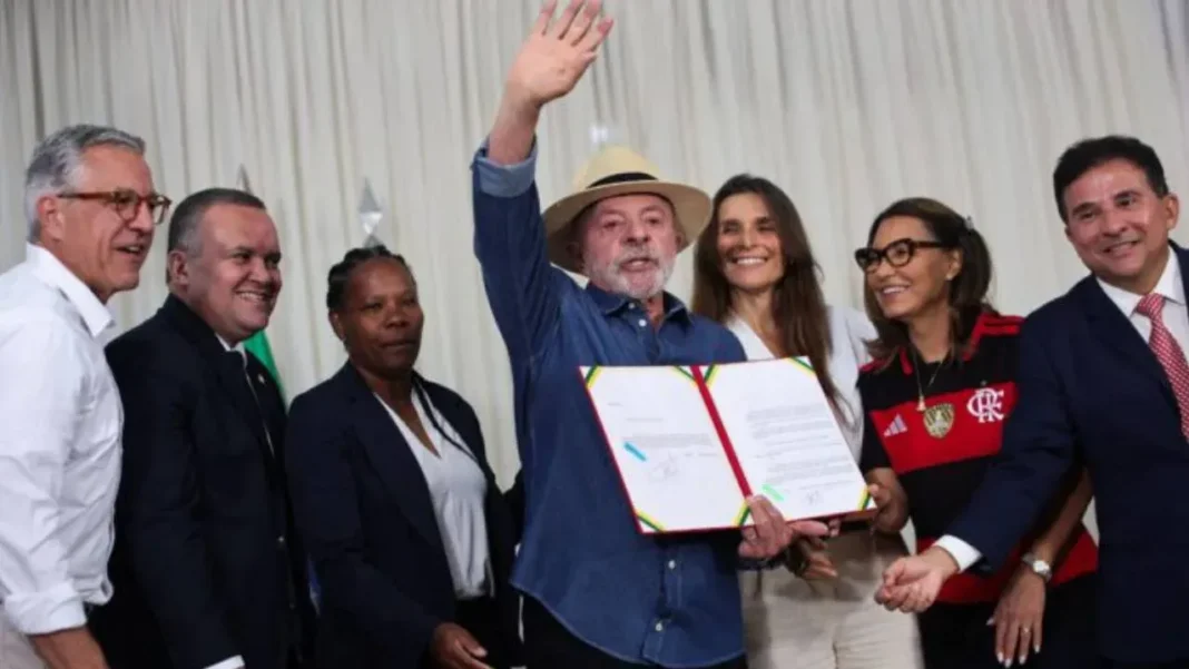 Luiz Inácio Lula da Silva durante la sanción de la ley de profesionalización del fútbol femenino en Brasil