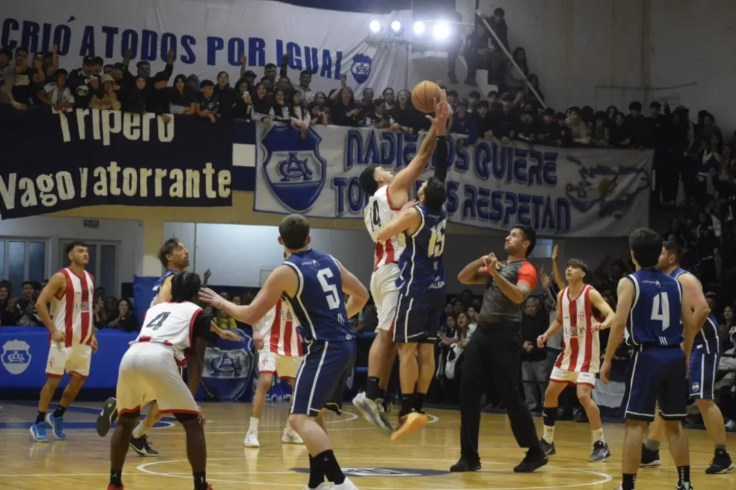 Jugadores de Maciel celebrando la victoria ante Alba