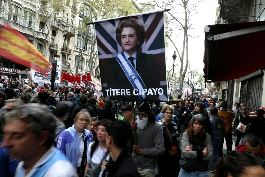 Marcha de la Bronca en Plaza de Mayo