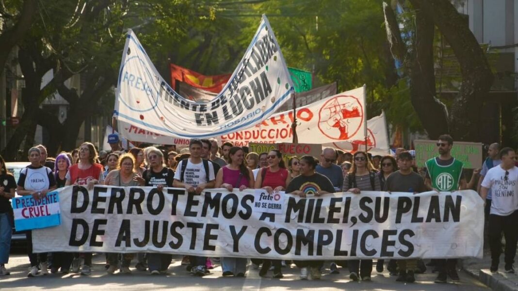 Manifestantes con banderas y pancartas durante la Marcha de la Bronca en la plaza 25 de Mayo de Rosario