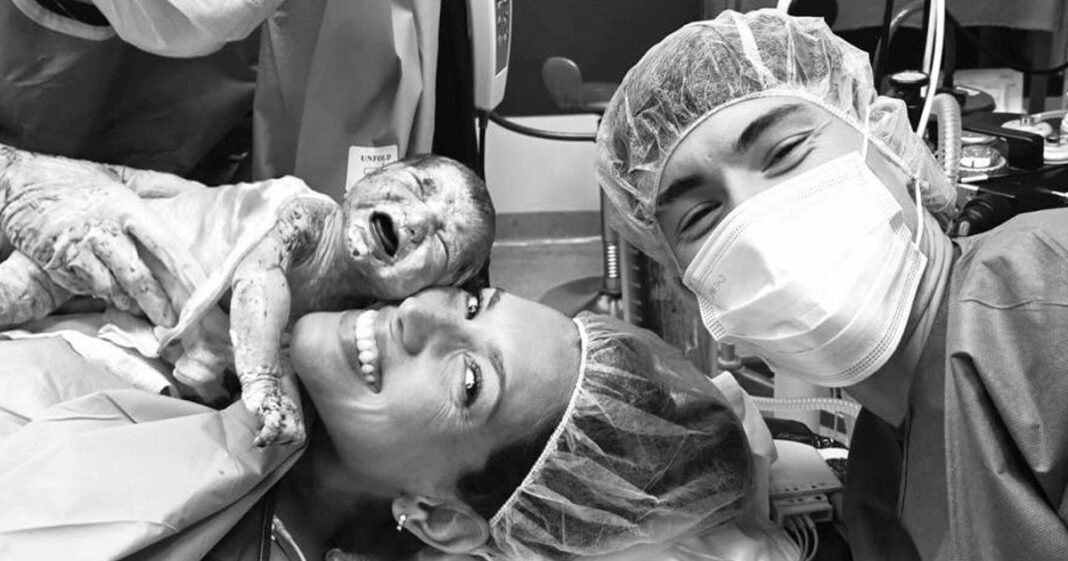 Matías Soulé con su hijo Bautista en brazos