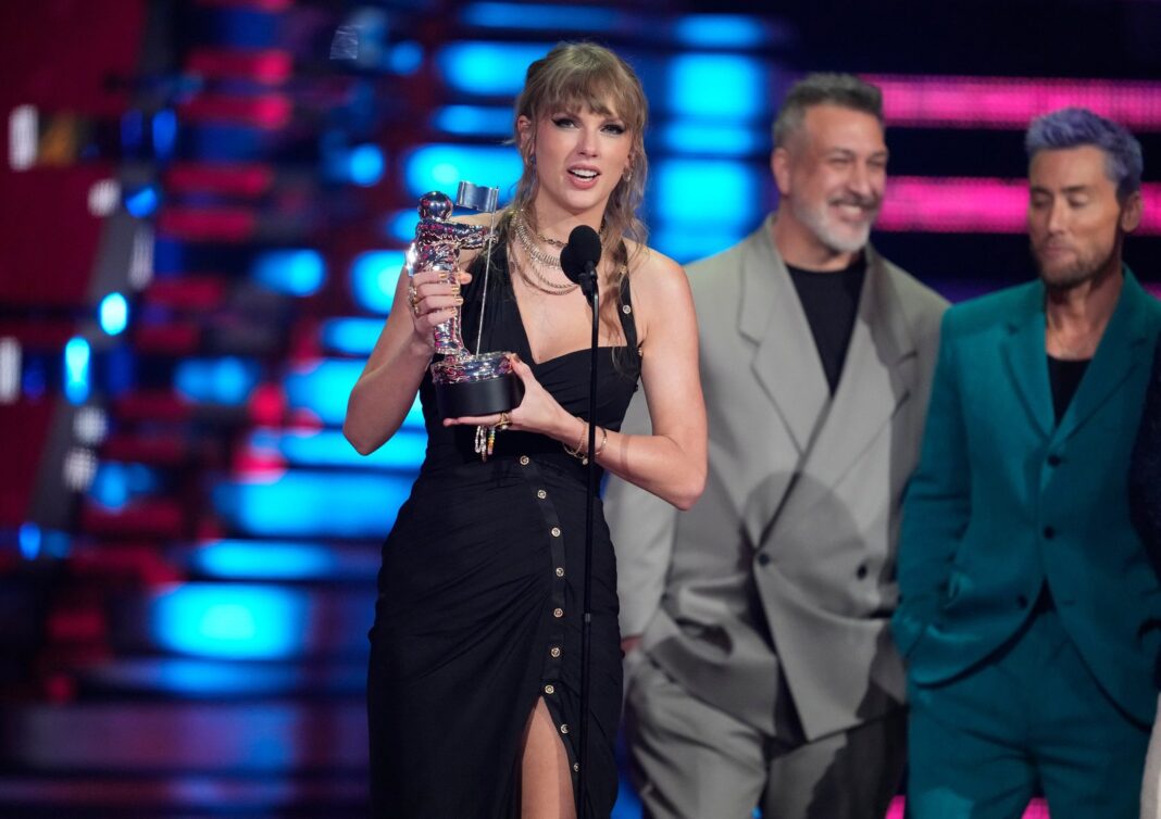 Taylor Swift durante una ceremonia de premios