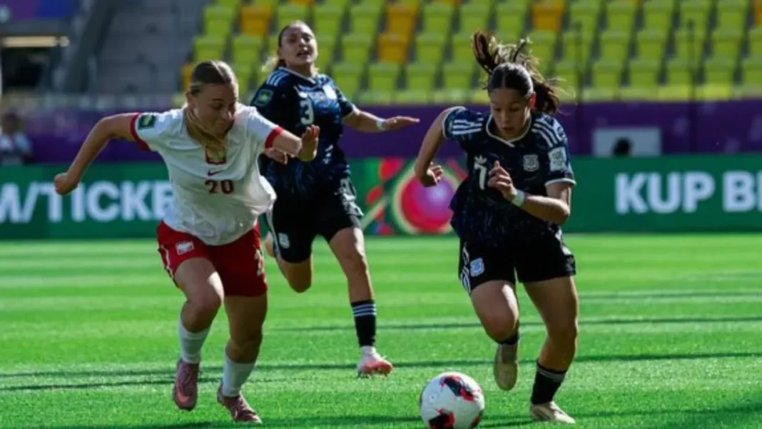 Jugadoras de Argentina y Benín durante el partido por el Mundial femenino sub 20