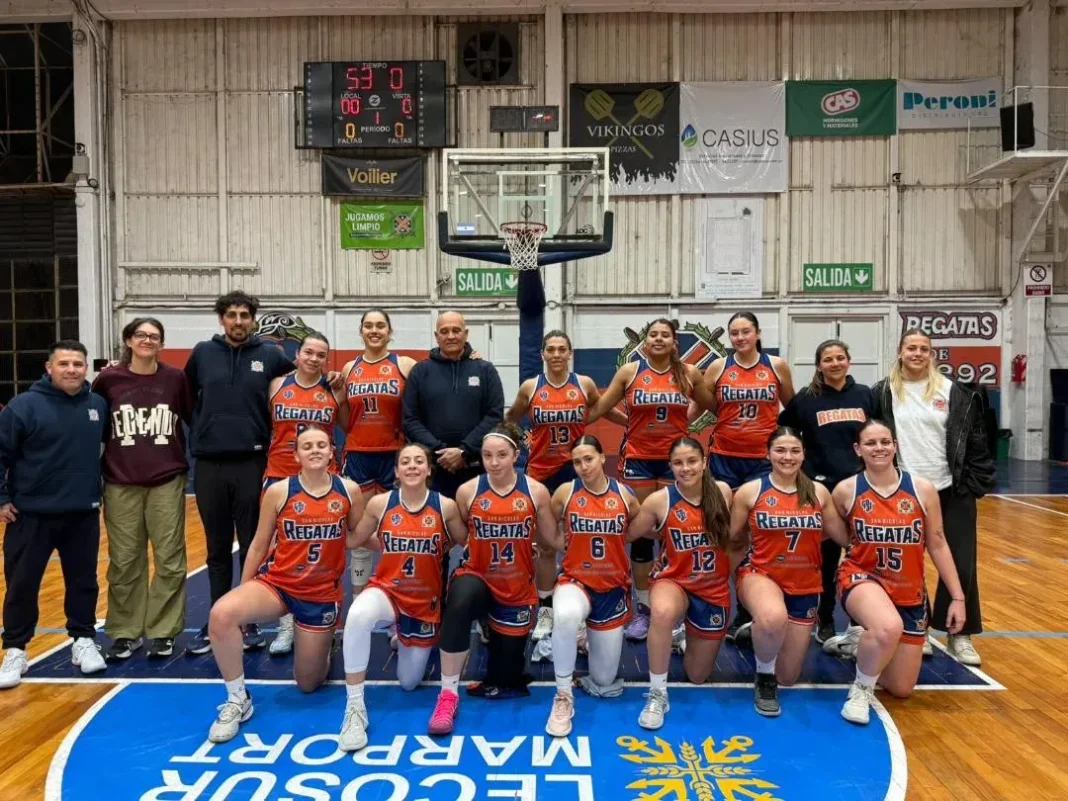 Equipo de básquet femenino de Regatas de San Nicolás celebrando la clasificación a semifinales