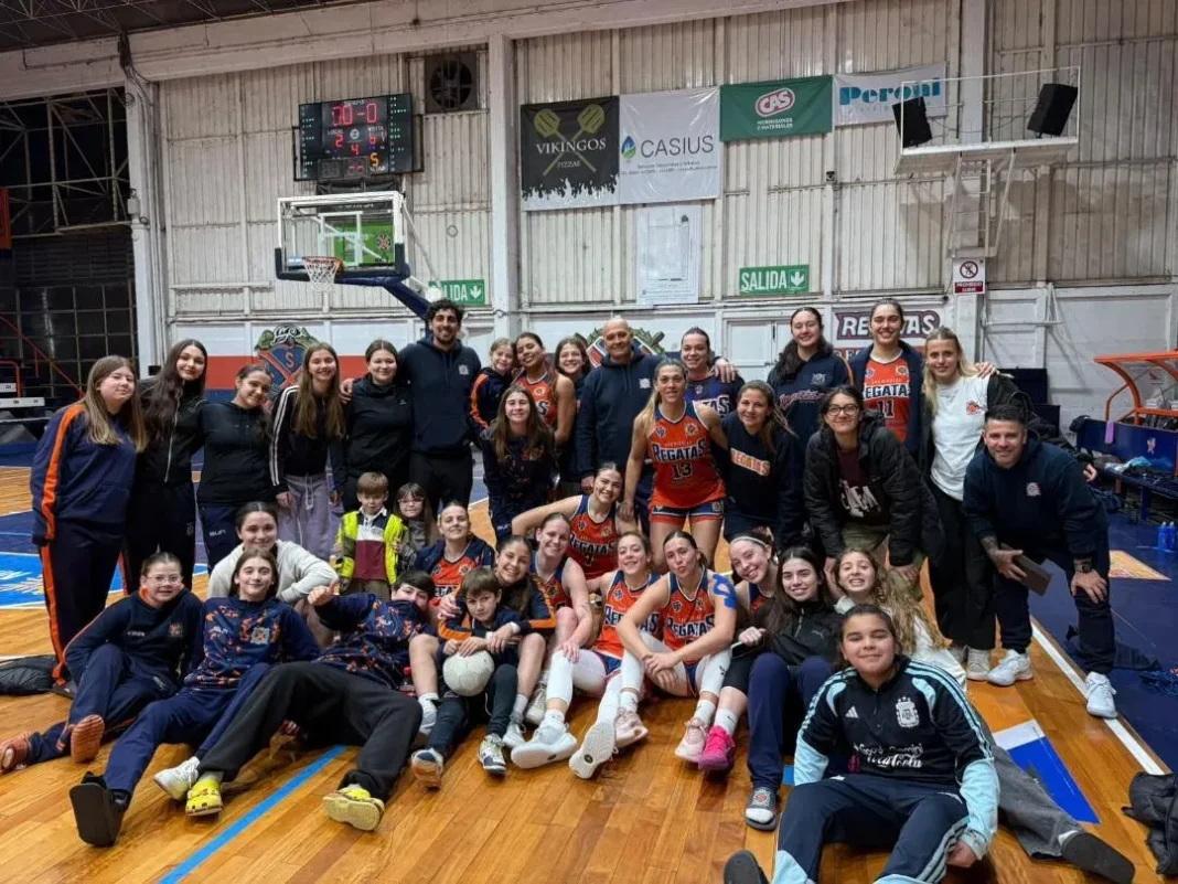 Jugadoras de básquet femenino en partido de la Primera A de la Rosarina