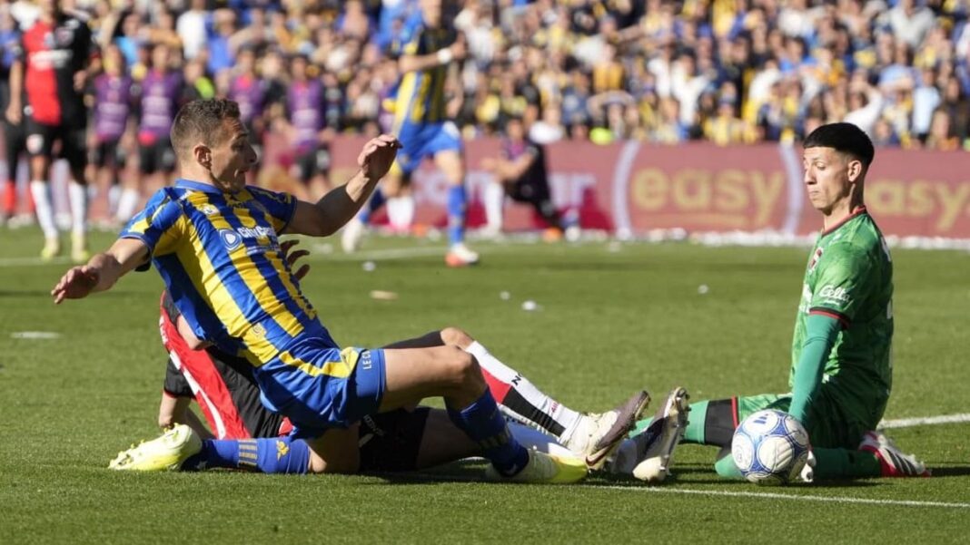 Jugada del partido entre Rosario Central y Newell's Old Boys en el estadio Gigante de Arroyito