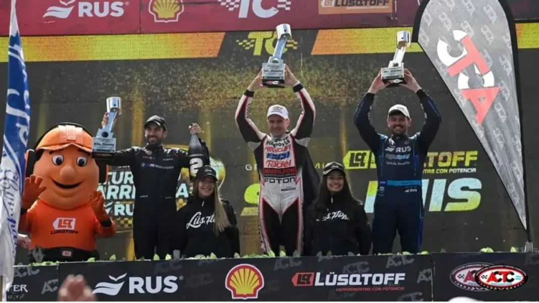 Mariano Werner celebra en el podio tras ganar la undécima fecha del Turismo Carretera en San Luis