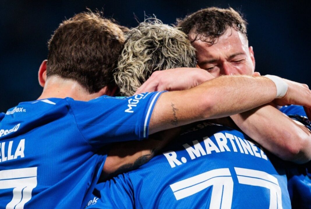 Jugadores de Vélez celebrando un gol durante el partido contra Tigre