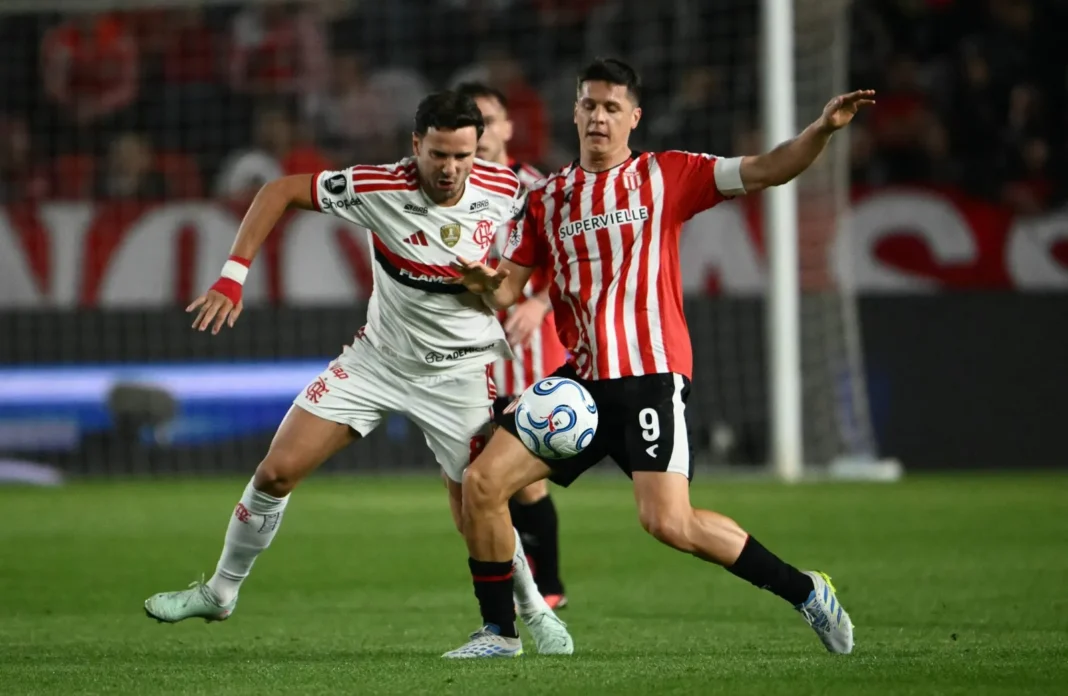 Jugadores de Estudiantes y Flamengo en partido de Copa Libertadores