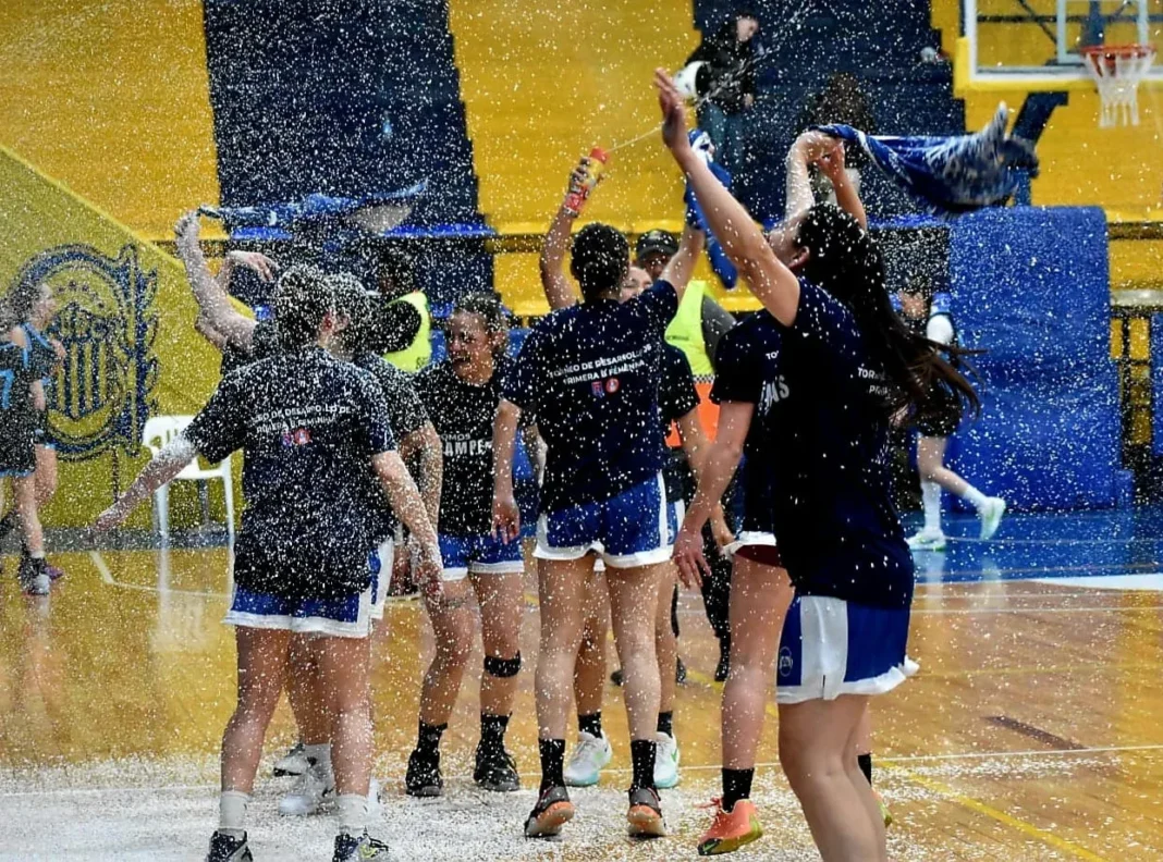 Equipo de Alba Argentina festejando el título de la Primera B femenina de la Rosarina en el estadio del Cruce Alberdi