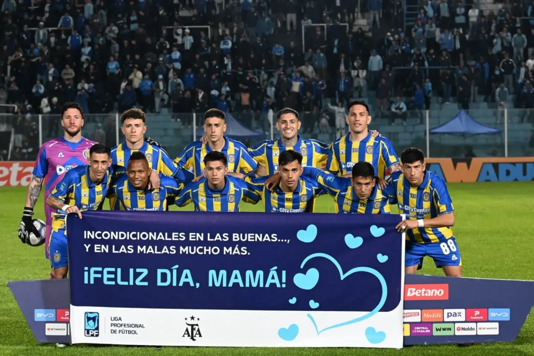 Jugadores de Rosario Central celebrando un gol en el partido contra el equipo de Tucumán