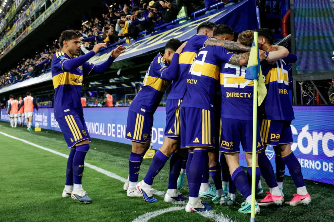 Jugadores de Boca Juniors celebrando un gol ante Talleres en La Bombonera