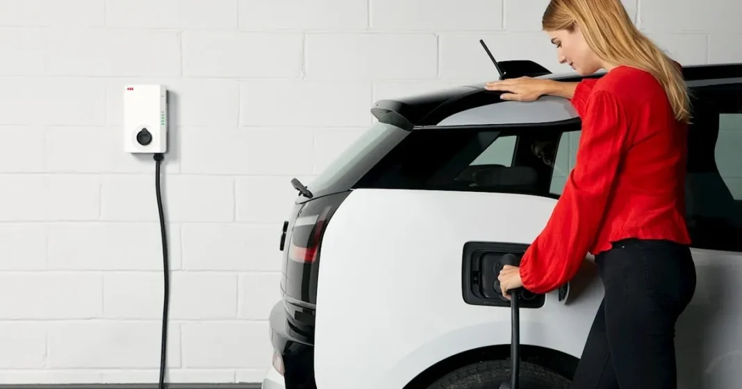 Auto eléctrico cargando en una estación de carga