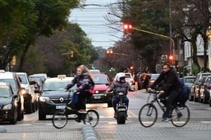 Ciclistas y corredores en la costanera de Santa Fe