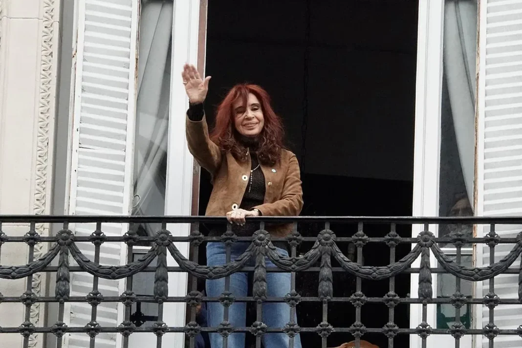 Cristina Fernández de Kirchner saluda desde el balcón de su domicilio en Constitución