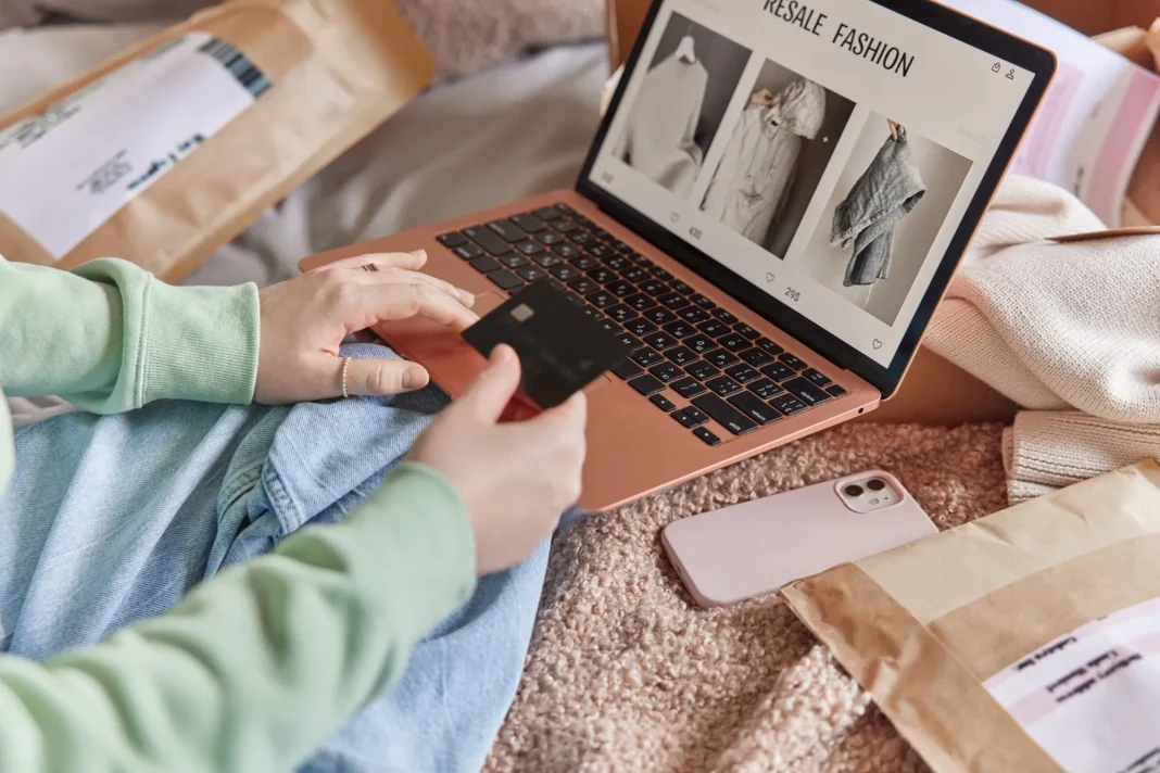 Persona utilizando una computadora para comprar online durante el Cyber Monday