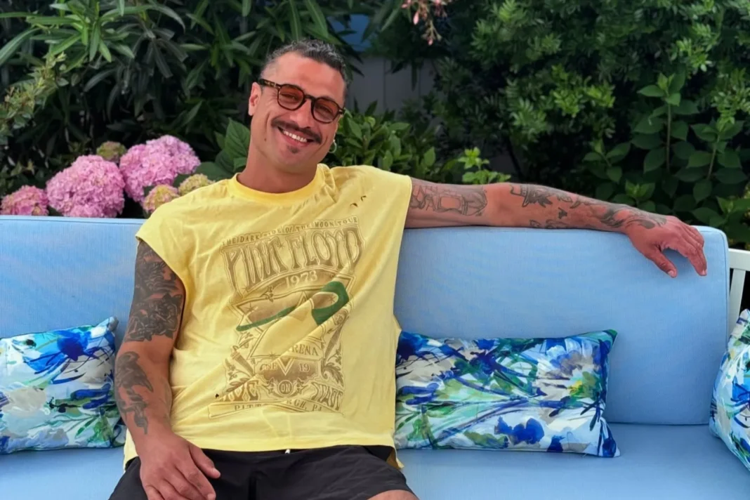 Daniel Osvaldo sonriendo en el sillón de su living tras recibir el alta médica