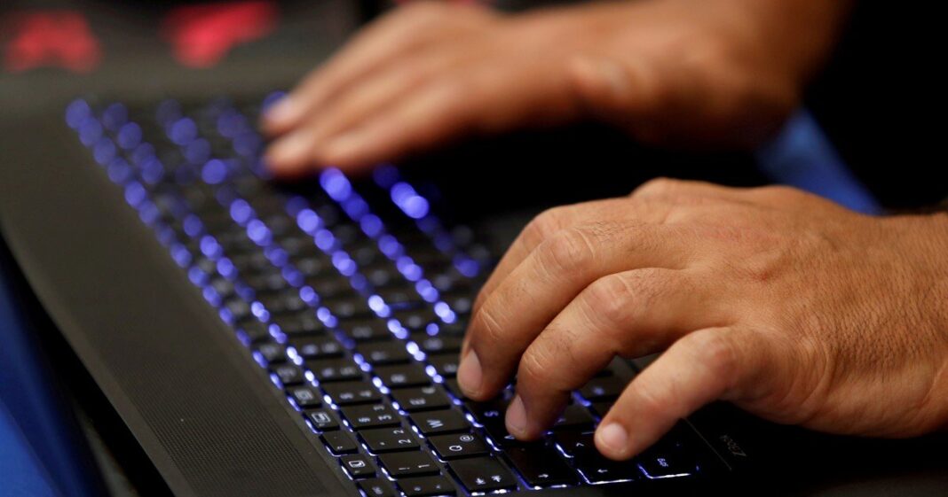 Estudiantes utilizando dispositivos digitales en un entorno escolar