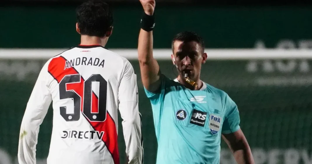 Árbitros de fútbol durante un partido