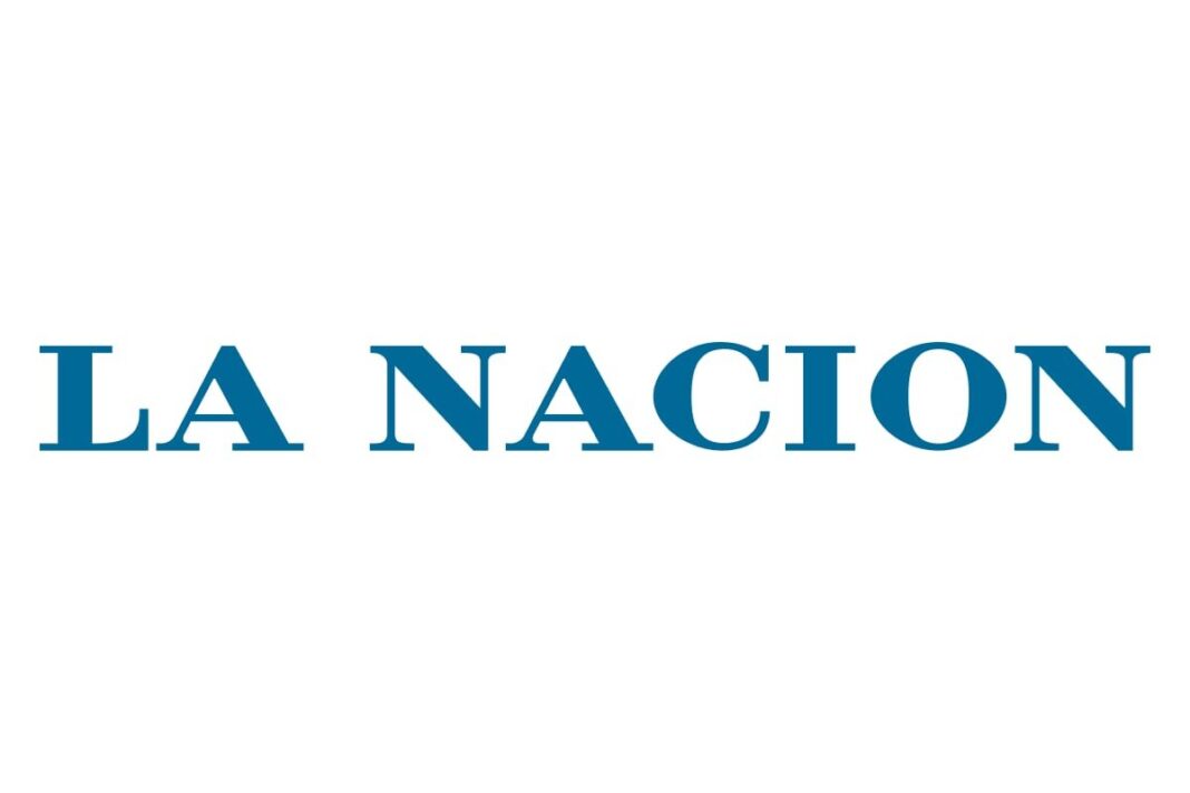 Persona interactuando con una interfaz de inteligencia artificial en una computadora