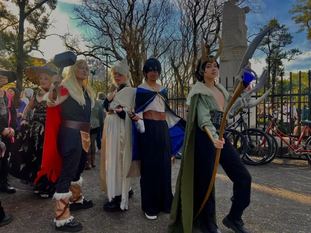 Personas disfrazadas participan del Encuentro de Arte Medieval La Comarca en la Plaza Alberdi de Rosario