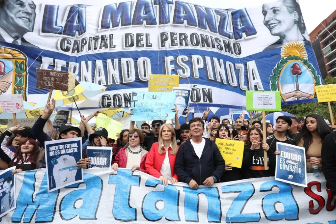 Fernando Espinoza junto a Verónica Magario y Axel Kicillof en la Marcha Federal Universitaria