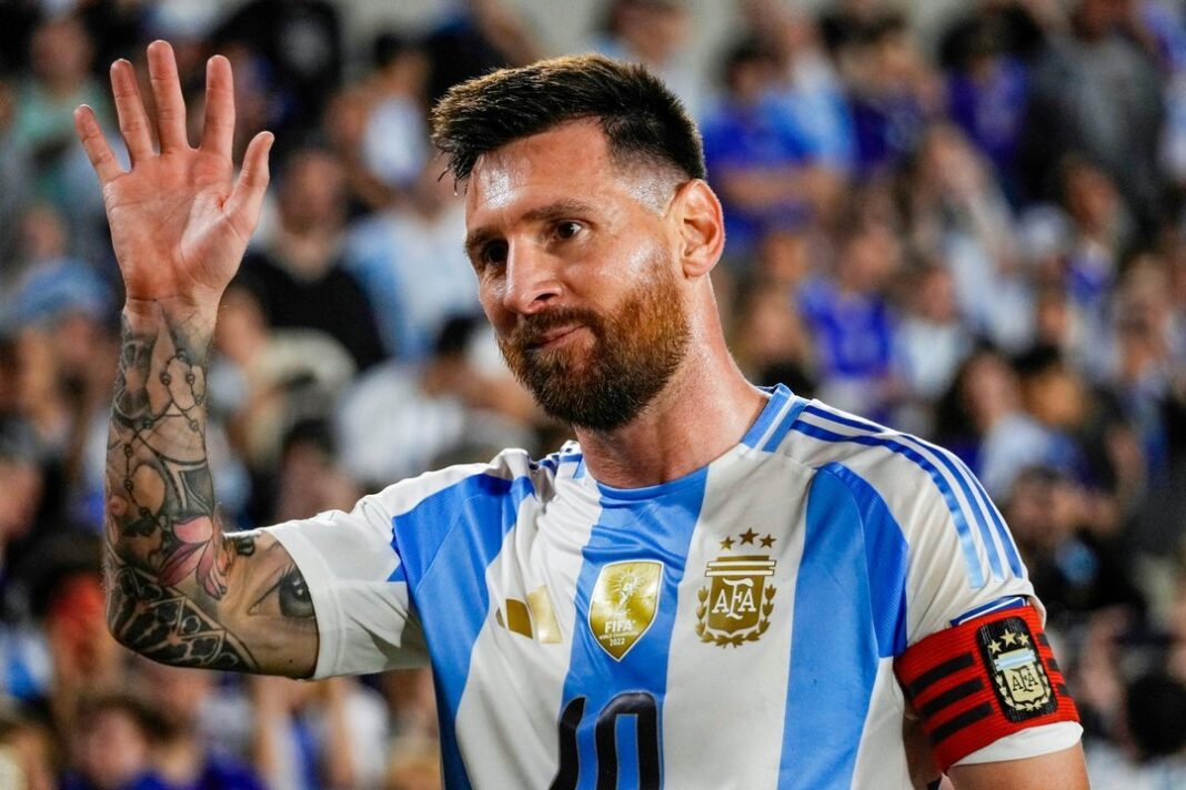 Fabio Santana, excombatiente de Malvinas, cantando el himno nacional argentino en un estadio