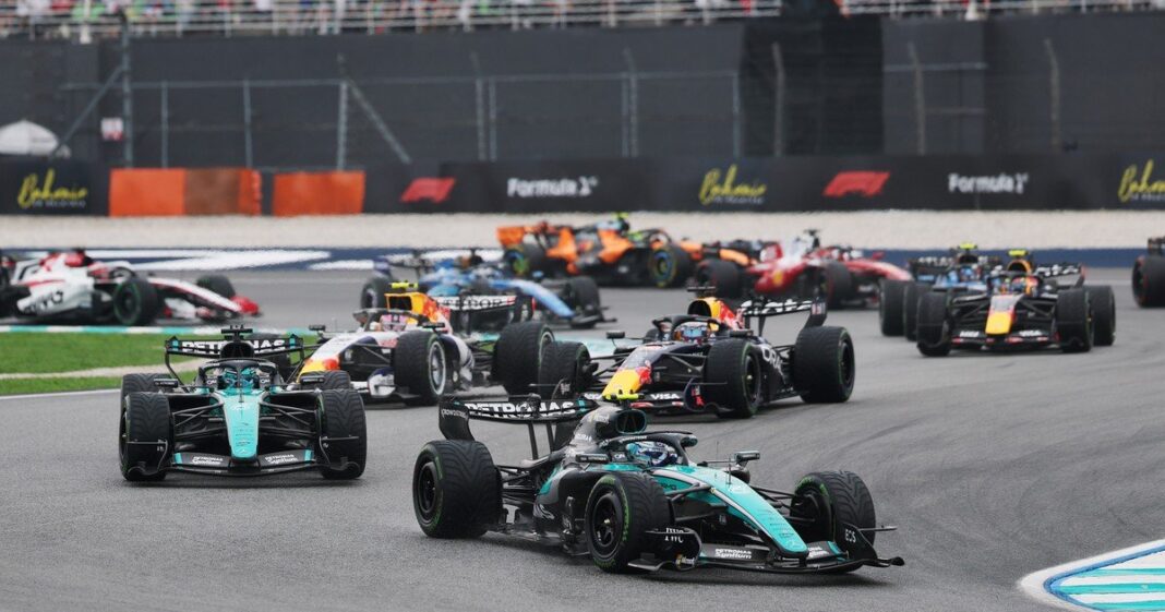 Autos de Fórmula 1 detenidos en la pista durante la vuelta de formación en el circuito de Sepang