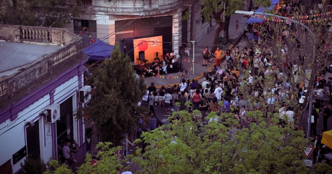 Feria del Libro de Flores en la calle, con stands de editoriales y público recorriendo