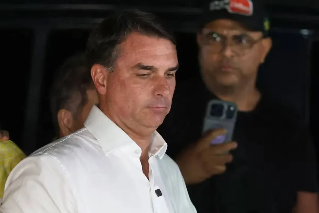 Flávio Bolsonaro en el aeropuerto de Puerto Iguazú abordando un vuelo privado