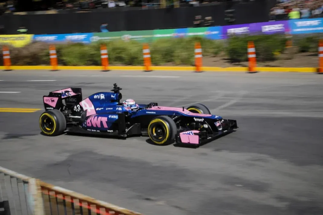 Monoplaza de Fórmula 1 en pista durante una carrera