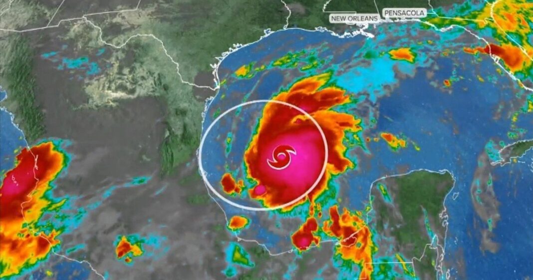 Imagen satelital del huracán Isaías sobre el golfo de México