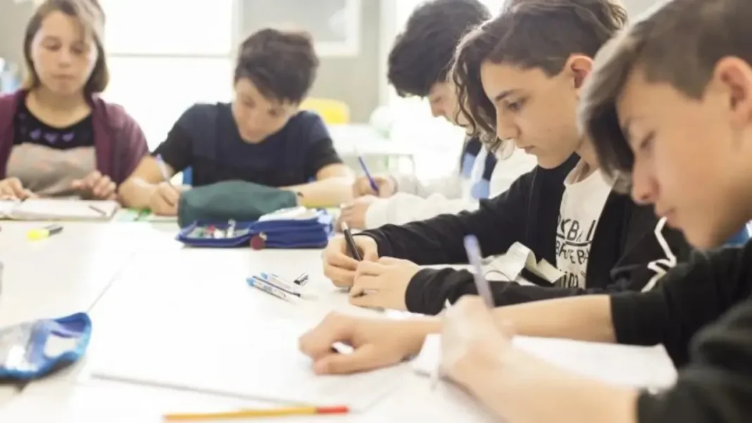 Estudiantes en un aula escolar