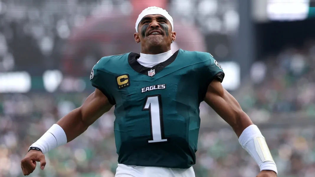 Jalen Hurts, quarterback de los Philadelphia Eagles, en acción durante un partido de la NFL