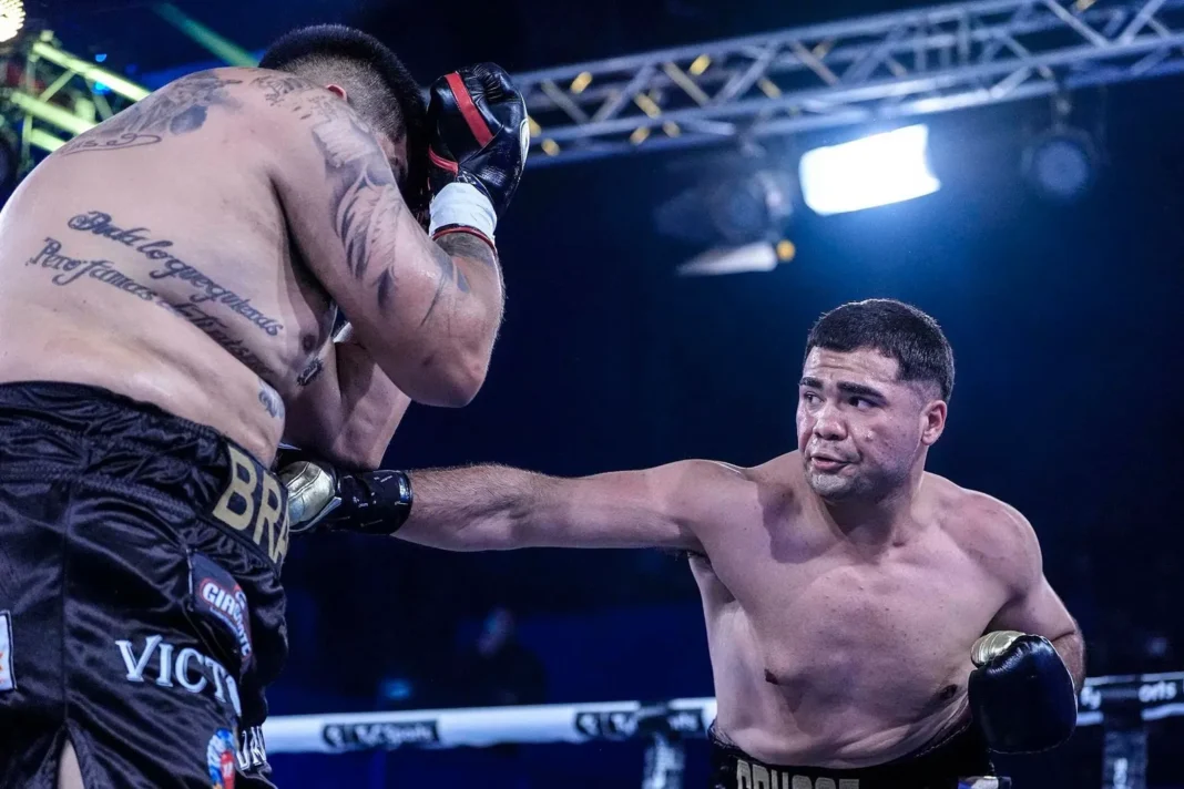 Karim Crucce celebrando con el cinturón argentino de peso pesado