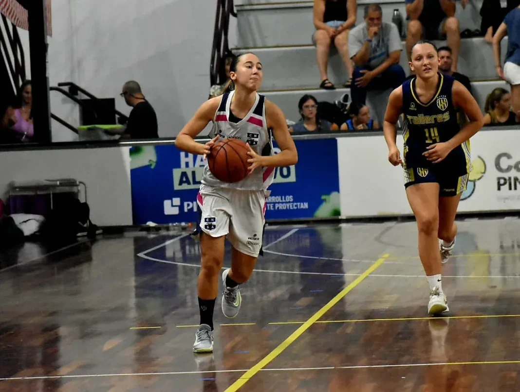 Partido de básquet femenino en el estadio Cruce Alberdi