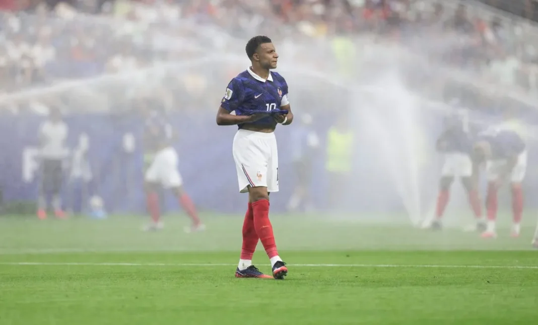 Kylian Mbappé durante un partido con la selección de Francia