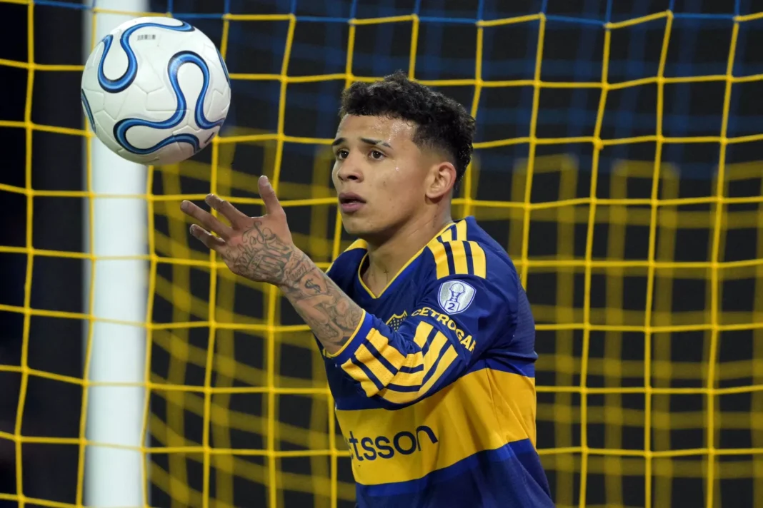 Leonel Flores durante el partido entre Boca Juniors y Talleres en la Bombonera