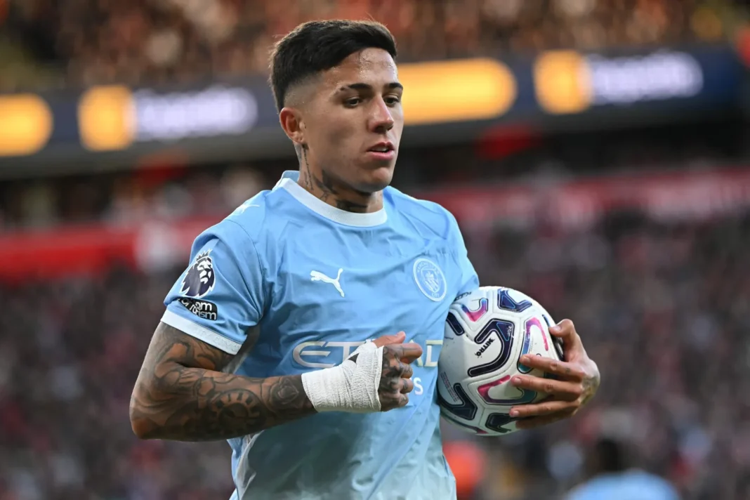 Estadio del Manchester City con aficionados en las tribunas