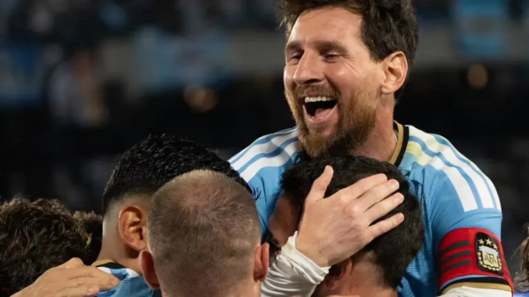 Lionel Messi durante su partido despedida con la Selección Argentina ante Benín en el Estadio Monumental