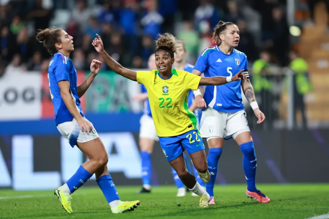 Estadio de fútbol con público durante un partido del Mundial Femenino