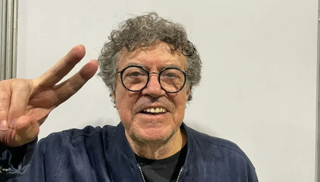Piero de Benedictis, cantante y compositor argentino, en una presentación