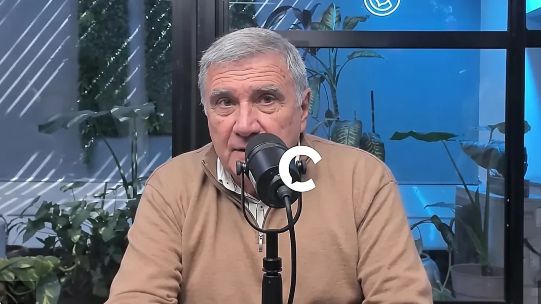 Médico neurólogo Claudio Aldaz durante una entrevista